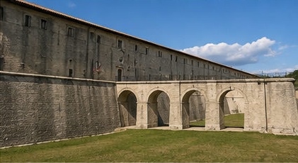 Les arcades extérieures et le mur d'enceinte du Forte Spagnolo de L'Aquila.