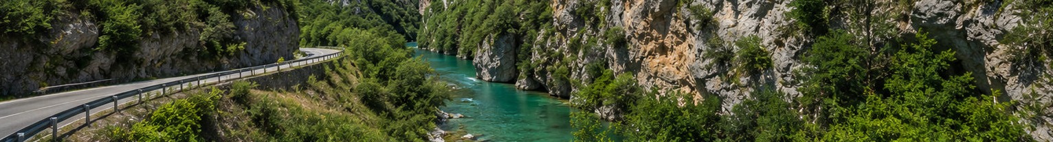 Illustration de la route sinueuse des Gole del Sagittario, entre parois rocheuses et rivière turquoise.