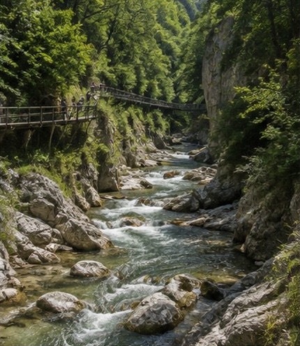 Illustration des Gole di Fara San Martino, torrent entre rochers et passerelle suspendue au fond de la gorge boisée.
