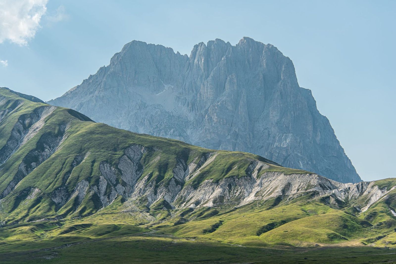 Le Corno Grande, sommet du Gran Sasso, vu depuis les prairies verdoyantes de Campo Imperatore.