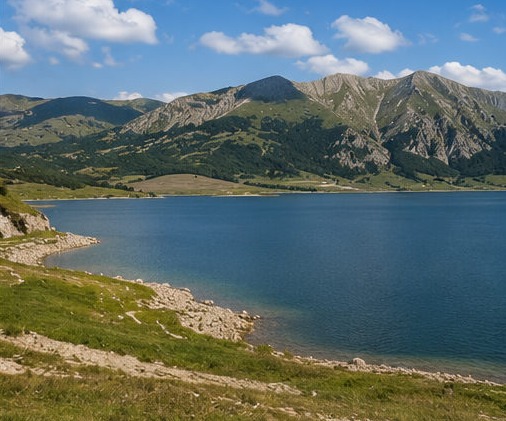 Illustration du lac de Campotosto, ses rives sauvages et les montagnes du Gran Sasso e Monti della Laga tout autour.