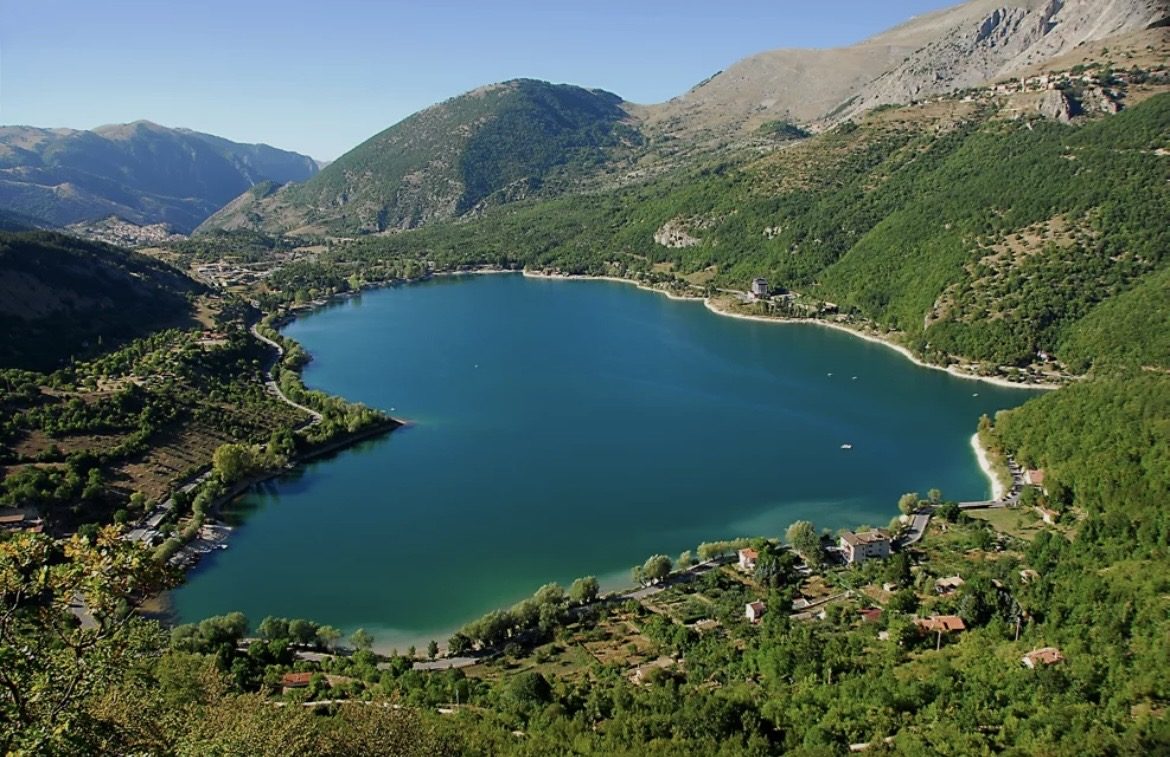 Vue aérienne du Lago di Scanno, lac en forme de cœur entouré de montagnes boisées, dans les Abruzzes.