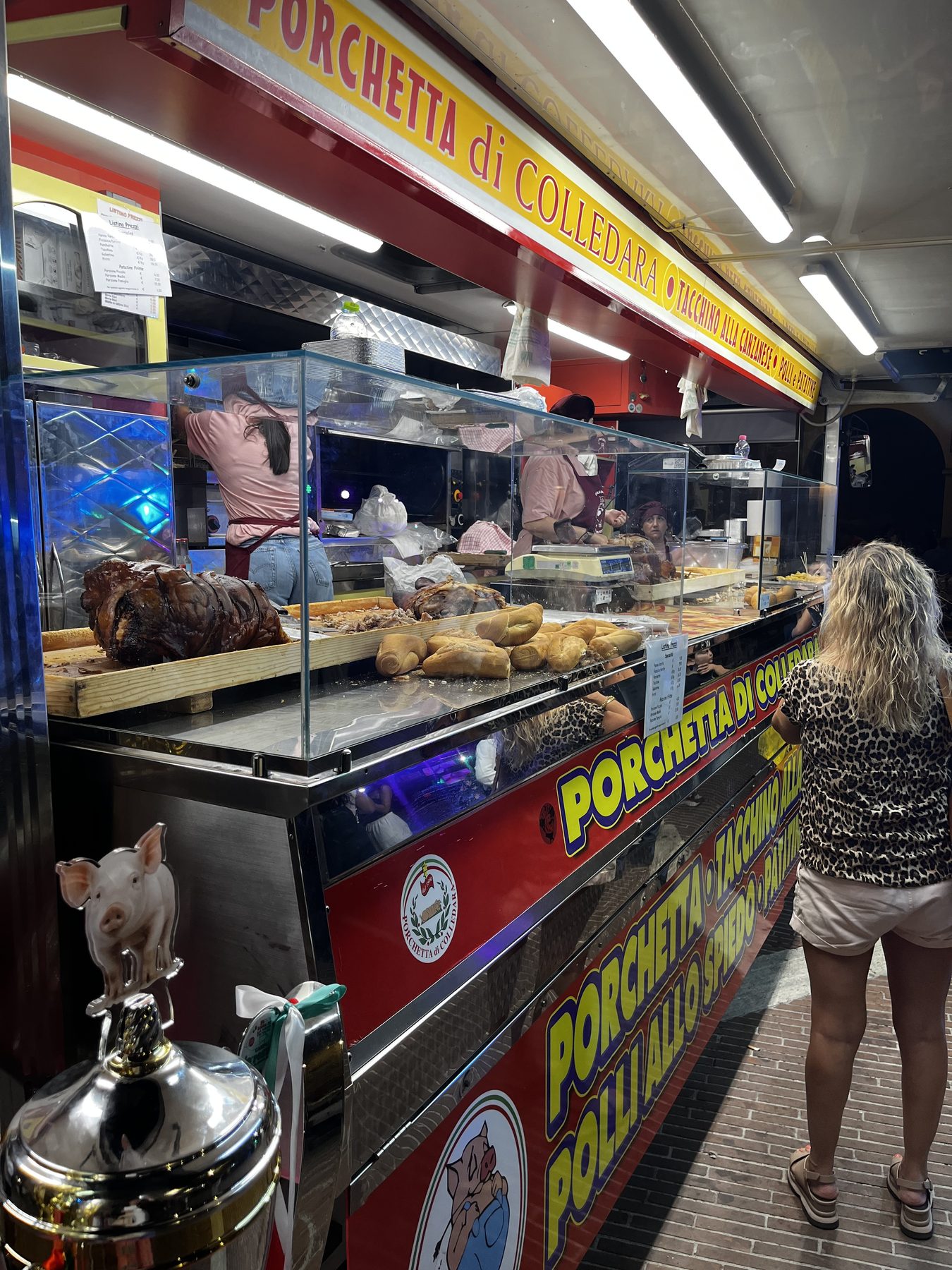 Le camion Porchetta di Colledara, comptoir vitré avec porchetta entière, pain et tacchino alla canzanese.