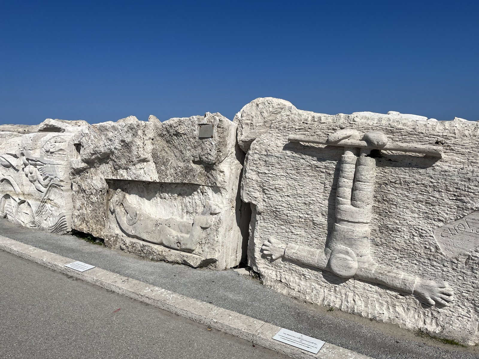 Sculptures en travertin taillées à même les blocs du brise-lames du Molo Sud, Museo d'Arte sul Mare, San Benedetto del Tronto