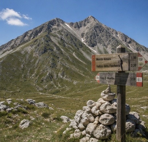Illustration d'un panneau de randonnée indiquant le Monte Amaro, face au sommet, sur l'itinéraire au départ de Fara San Martino.