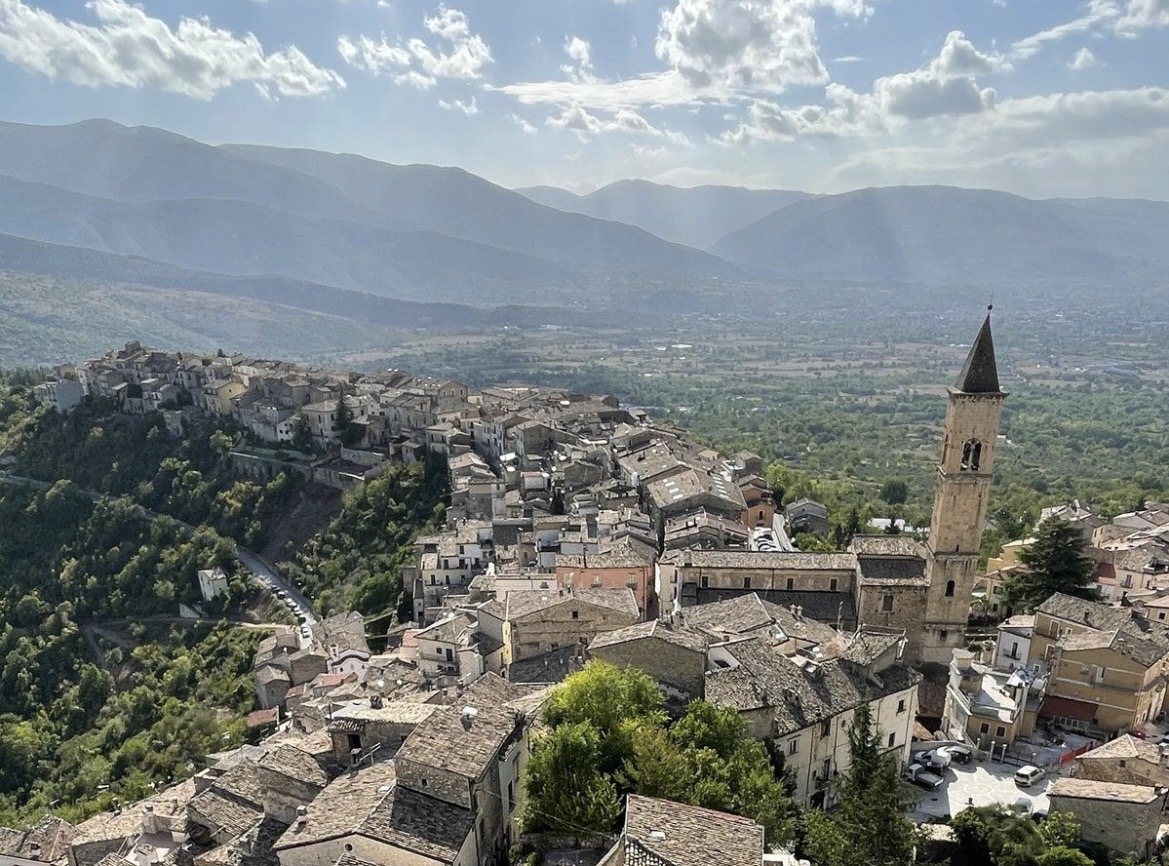 Vue en hauteur sur Pacentro, son clocher et la Valle Peligna en arrière-plan.