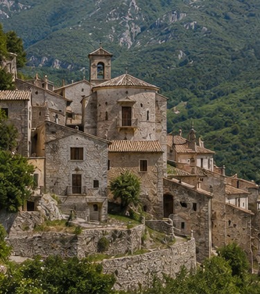 Illustration du village de pierre de Palena, ses maisons et son clocher accrochés à la colline, face au versant sud de la Majella.