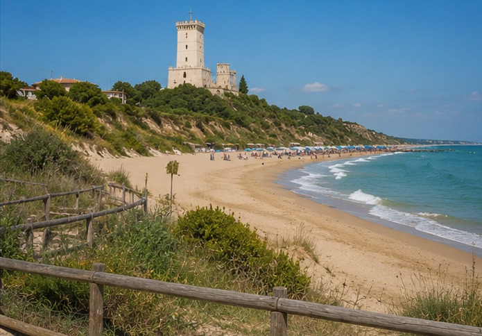 Illustration de la plage de Pineto avec la Torre di Cerrano dominant la pinède en arrière-plan.