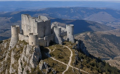 Les remparts et l'entrée fortifiée de Rocca Calascio, avec le chemin d'accès en contrebas.