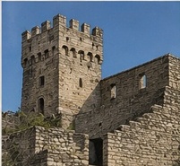 Détail des créneaux de la tour maîtresse du Castello di Roccascalegna.