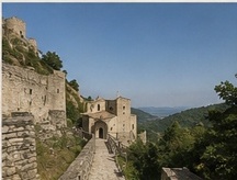 La petite église intégrée à l'enceinte du Castello di Roccascalegna, chemin de ronde en premier plan.