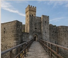 La porte d'entrée fortifiée du Castello di Roccascalegna, au bout d'une passerelle en bois.