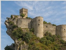 La tour maîtresse quadrangulaire crénelée du Castello di Roccascalegna, au sommet de son éperon rocheux.