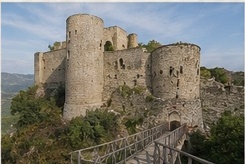 Les tours cylindriques d'angle du Castello di Roccascalegna et la passerelle d'accès.