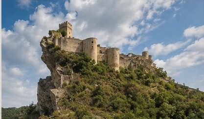 Le Castello di Roccascalegna perché au sommet d'un piton rocheux abrupt, dominant la vallée boisée.