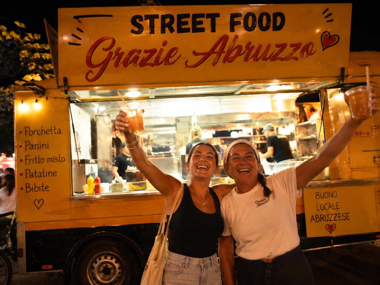 Camion de street food "Grazie Abruzzo" de nuit, avec au menu porchetta, panini, fritto misto, patatine et bibite.
