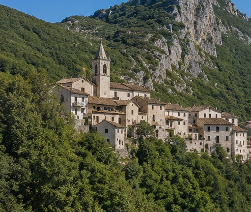 Illustration du village de Tagliacozzo, ses toits de pierre et son clocher, au pied d'un pic rocheux escarpé.
