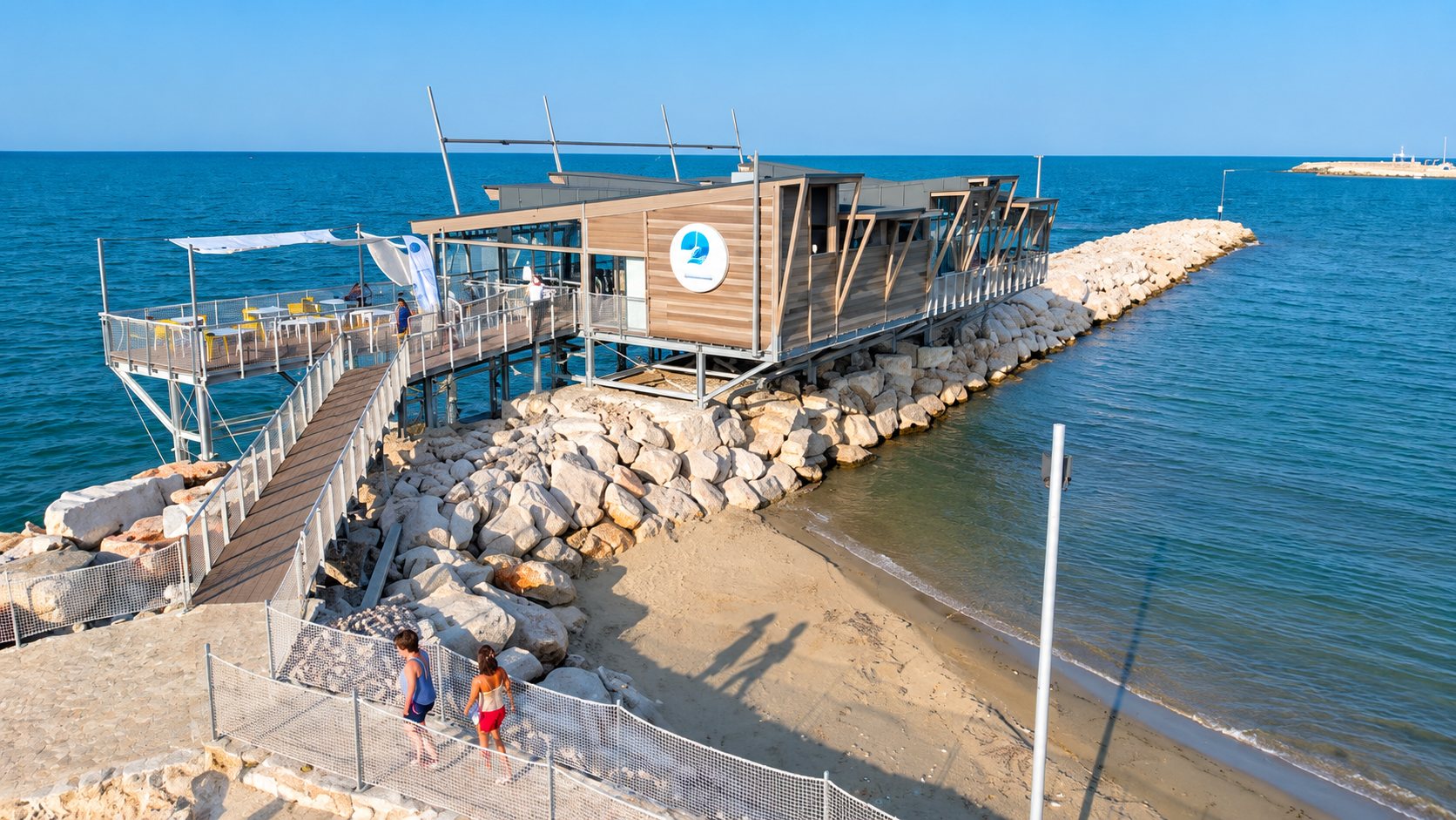 Le Trabocco Diamante à San Salvo Marina : une structure contemporaine en bois et en acier posée sur la digue, avec sa terrasse au-dessus de la mer.