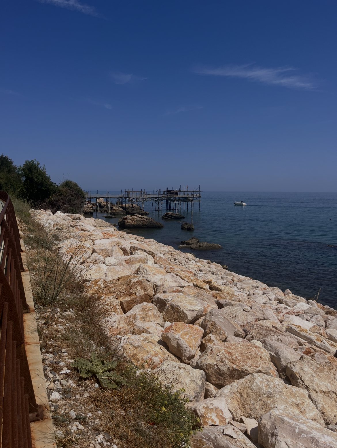 Le Trabocco Punta Cavalluccio et sa longue passerelle sur pilotis, vus depuis les rochers qui bordent la Via Verde.