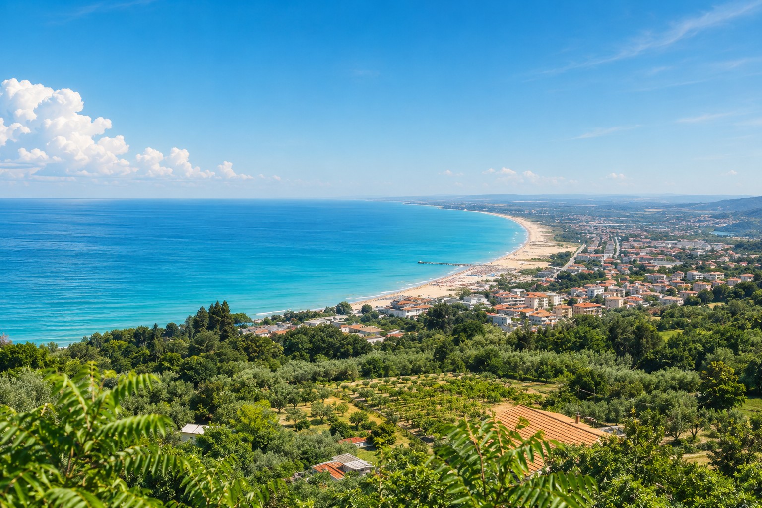 Vue depuis les hauteurs de Vasto sur Vasto Marina : la baie, la longue plage de sable et la mer turquoise en contrebas.