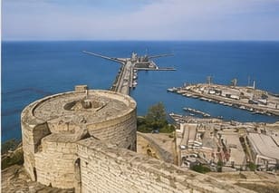 Vue depuis un bastion du Castello Aragonese di Ortona sur le môle et le port d'Ortona.