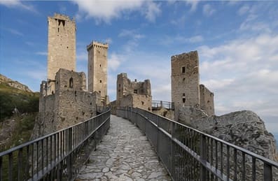 La passerelle d'accès aux tours du Castello Caldora di Pacentro, entre les vestiges de l'enceinte.