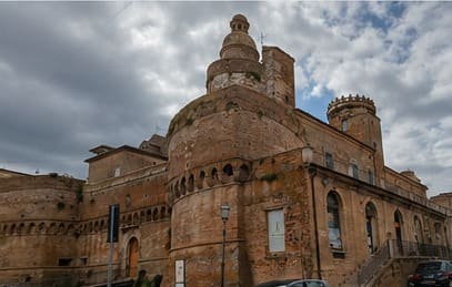 Façade du Castello Caldoresco di Vasto, avec sa tour ronde et son enceinte bastionnée.