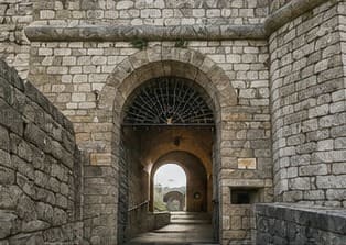Le passage voûté de l'entrée principale de la forteresse de Civitella del Tronto.