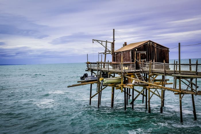 Un trabocco, cabane de pêche en bois sur pilotis au-dessus de l'Adriatique