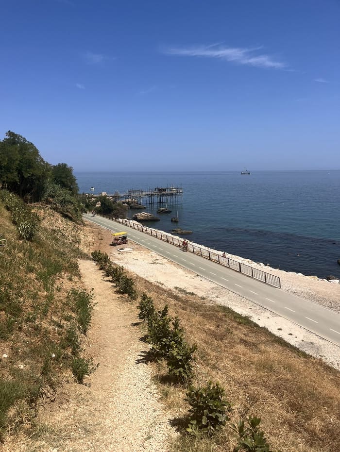 La Via Verde longe la mer au pied de la colline, avec le Trabocco Punta Cavalluccio au bord de l'eau.